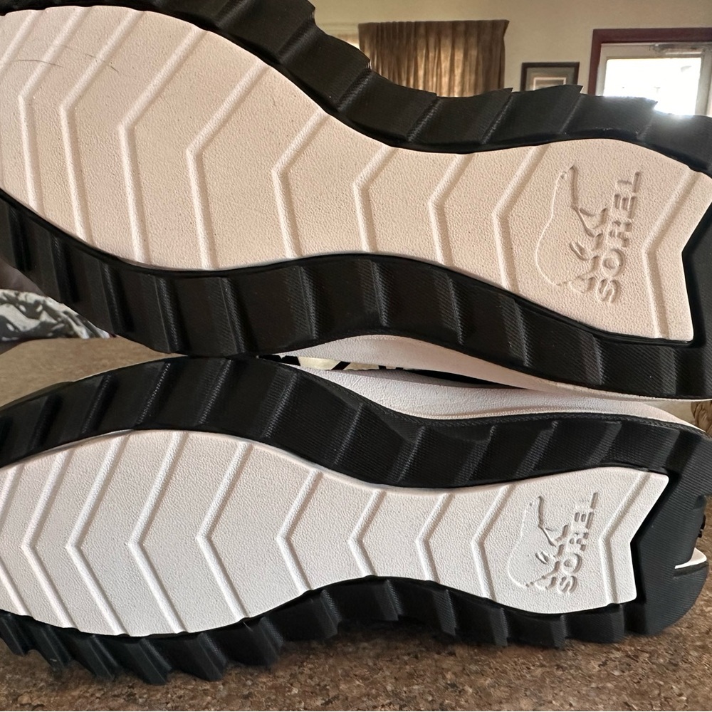 Sorel Black and White Women's Boots - Picture 3 of 3